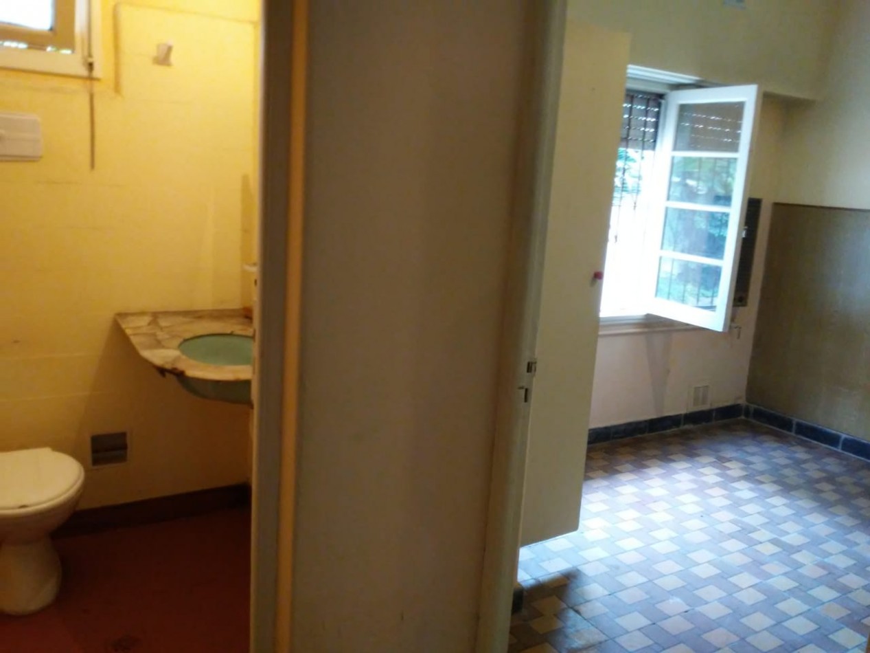 Brown casi Jara. Casa Ph al frente totalmente independiente 3 ambientes con patio, para reciclar