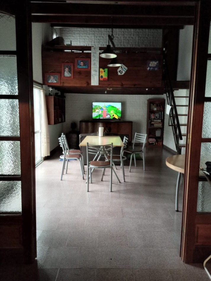 Francia y Berutti. Chalet 4 ambientes alpino, con garage y parque