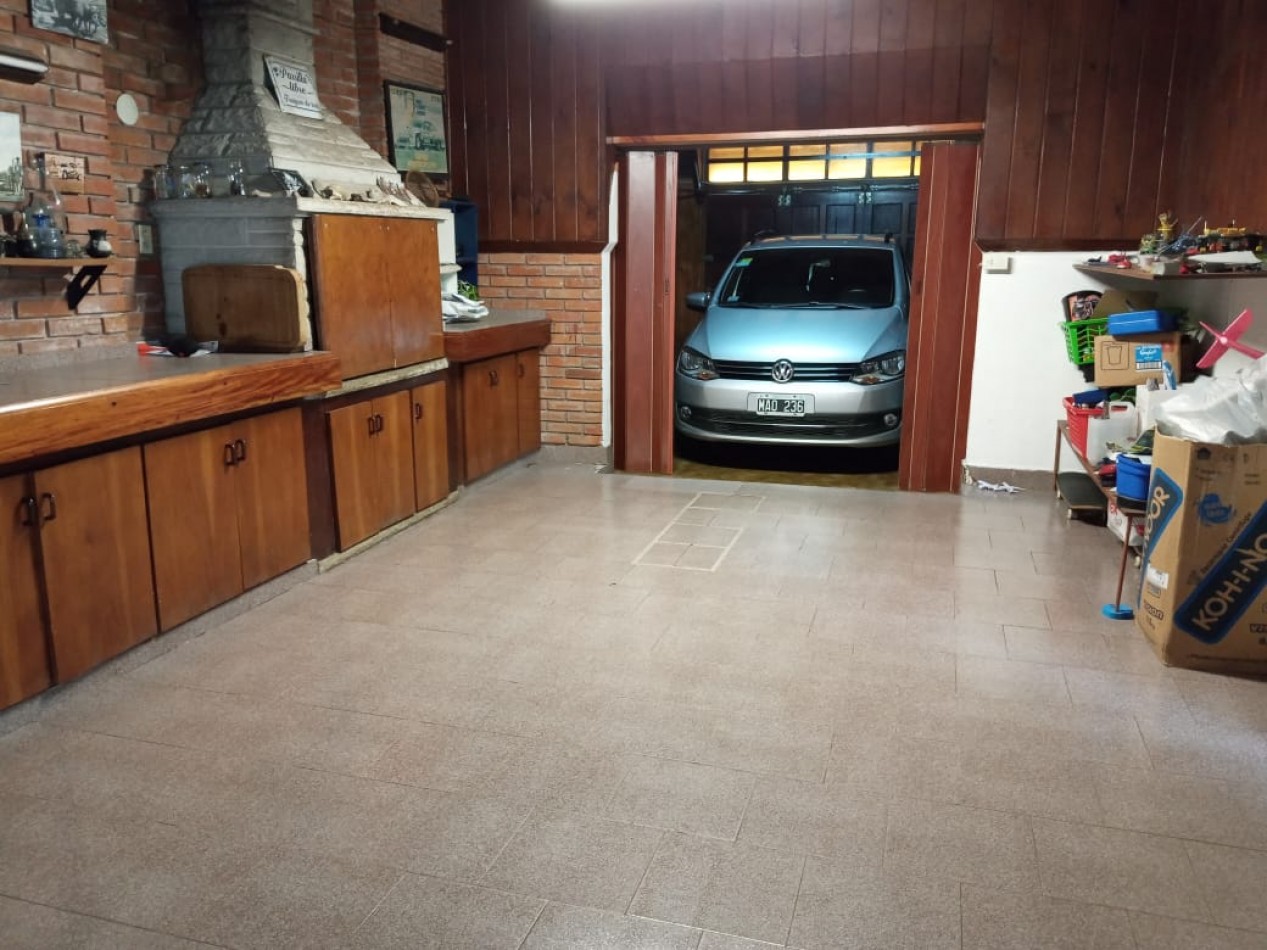 Francia y Berutti. Chalet 4 ambientes alpino, con garage y parque