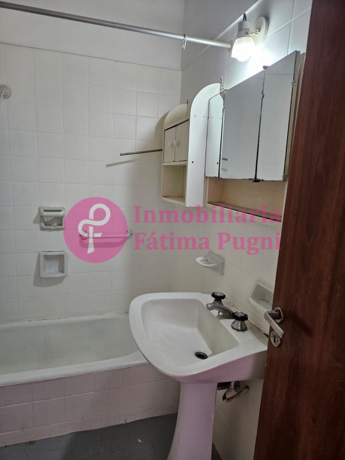 11 de Septiembre e Independencia Departamento 2 ambientes a la calle, con balcon. 2 baños, Muy buen estado 