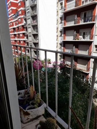 Corrientes 2220. Departamento de 1 ambiente dividido, a la calle con balcon frances
