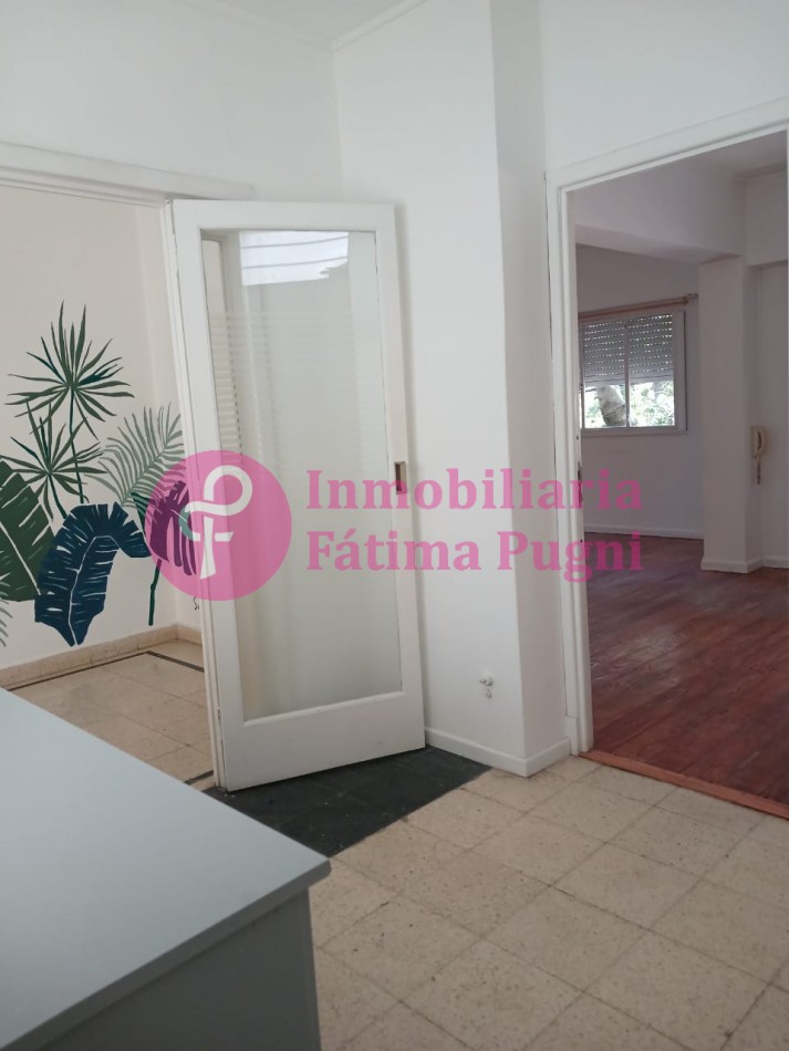  Alberti esquina Yrigoyen, amplia oficina primer piso por escalera .Alquiler uso profesional.