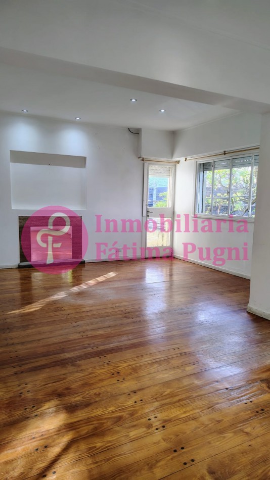  Alberti esquina Yrigoyen, amplia oficina primer piso por escalera .Alquiler uso profesional.