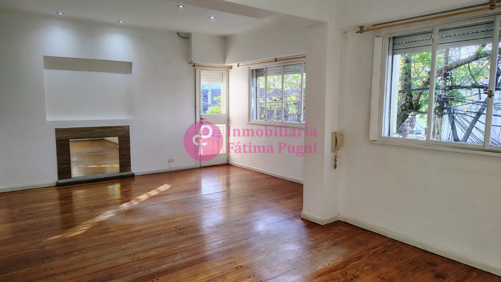  Alberti esquina Yrigoyen, amplia oficina primer piso por escalera .Alquiler uso profesional.