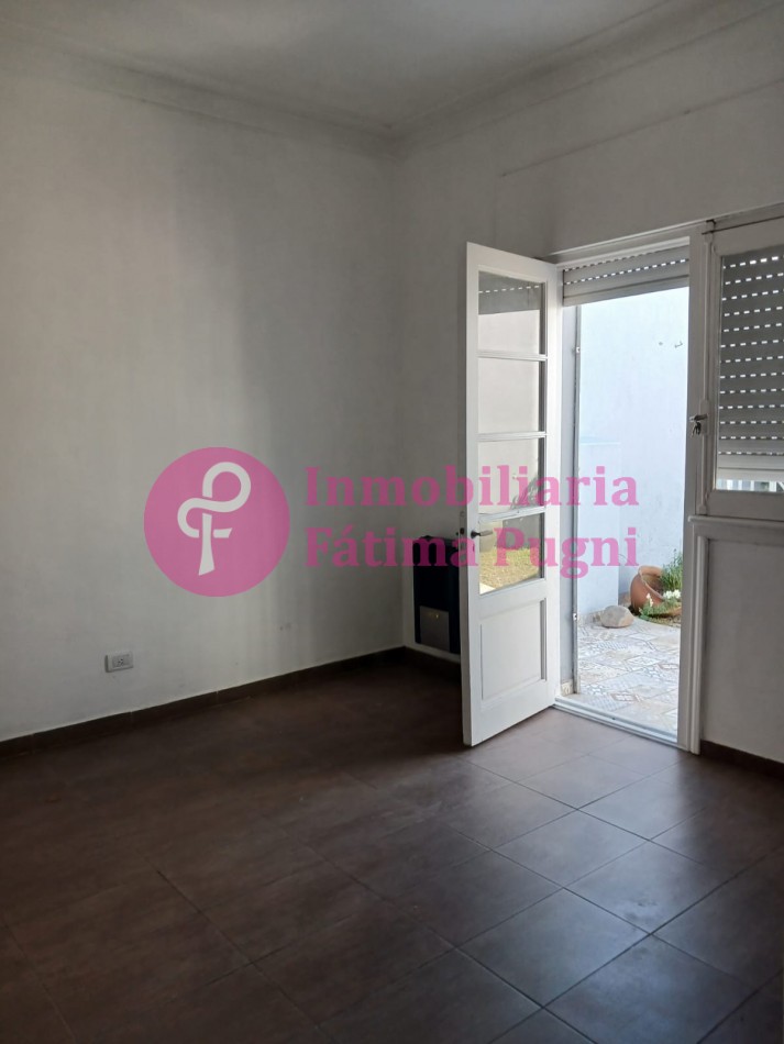 Alquiler 24 meses. Chalet ph al frente, 3 ambientes con dependencia. Garage 1 auto y patio con  parrilla