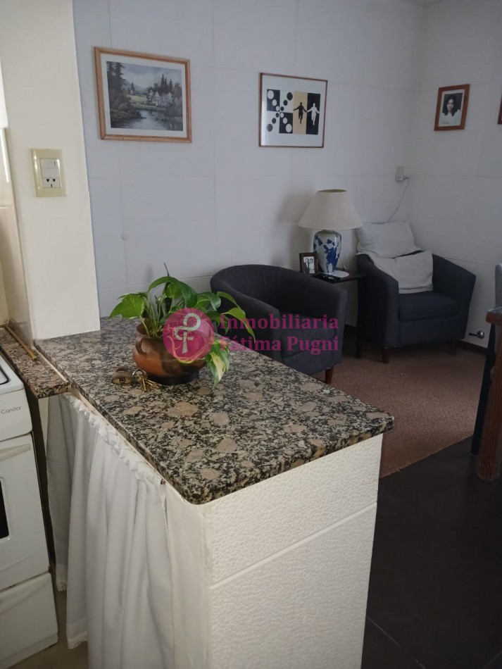 Casa ph 3 ambientes atras, con patio. Muy buen estado