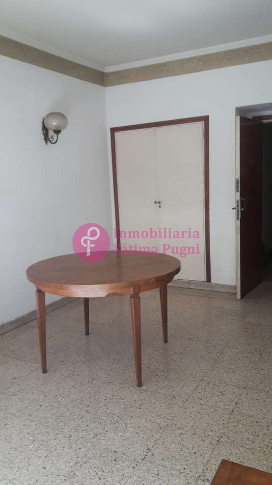 Departamento 3 ambientes con dependencia de servicio, a la calle con  balcon frances