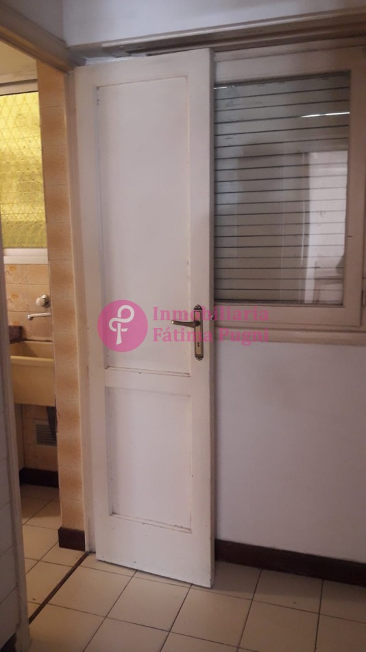 Departamento 3 ambientes con dependencia de servicio, a la calle con  balcon frances