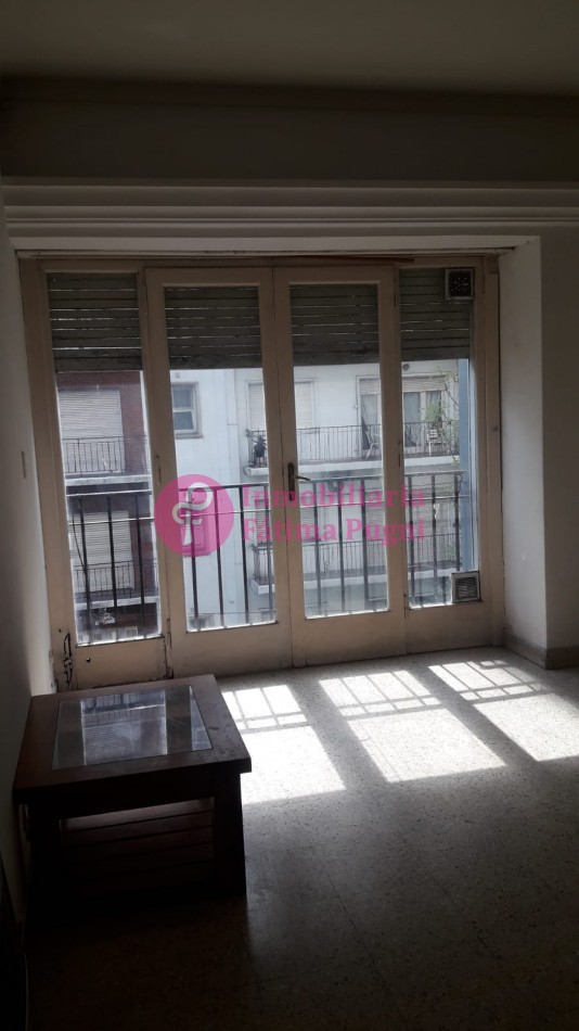 Departamento 3 ambientes con dependencia de servicio, a la calle con  balcon frances