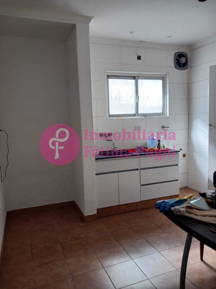 Alquiler 24 meses. Chalet ph al frente, 3 ambientes con dependencia. Garage 1 auto y patio con  parrilla