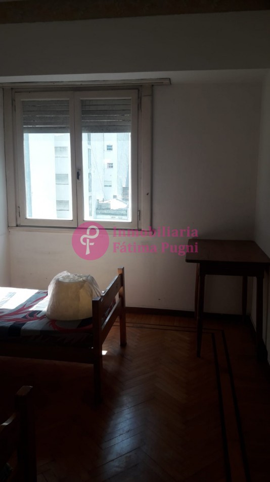 Departamento 3 ambientes con dependencia de servicio, a la calle con  balcon frances