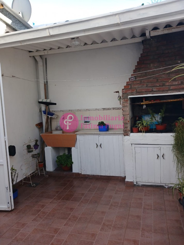 Casa ph 3 ambientes atras, con patio. Muy buen estado
