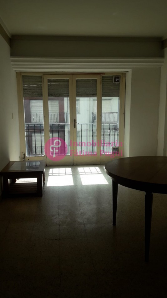 Departamento 3 ambientes con dependencia de servicio, a la calle con  balcon frances