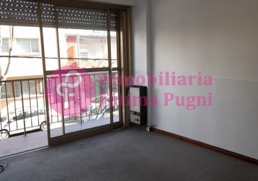 Alquiler 24 m- 11 de Septiembre y Salta - Departamento 3 ambientes a la calle con balcon. Sin muebles