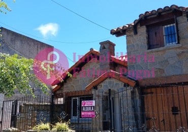 Alquiler 24 meses. Chalet ph al frente, 3 ambientes con dependencia. Garage 1 auto y patio con  parrilla