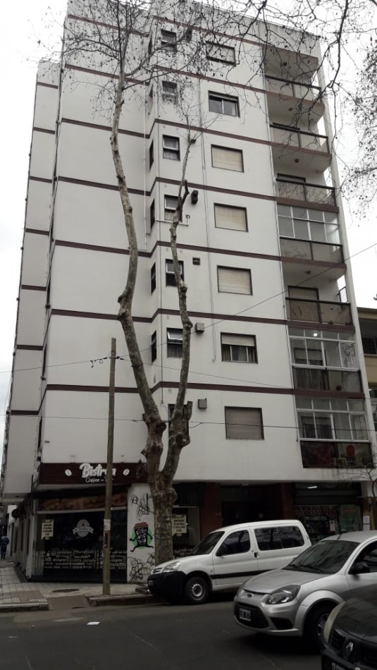 Tucuman esquina Brown. Depto 2 ambientes a la calle- Se vende con Renta