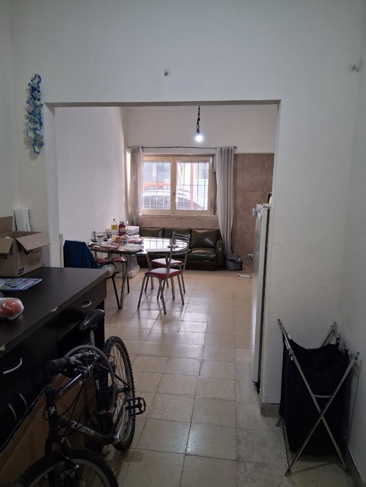 Hipolito Yrigoyen 1250 - Departamento 3 ambientes a la calle, planta baja con patio. Estado Original para reciclar