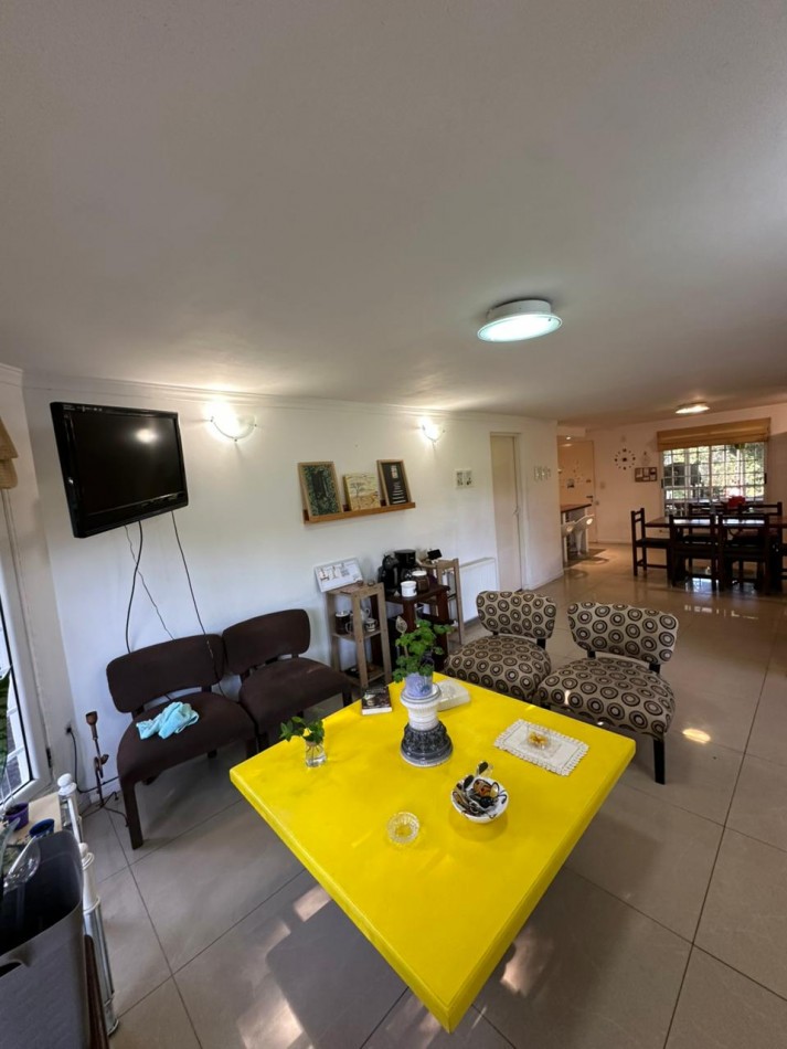 Chalet 3 ambientes con parque . Totalmente reciclado