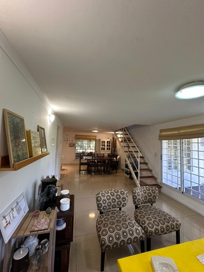 Chalet 3 ambientes con parque . Totalmente reciclado