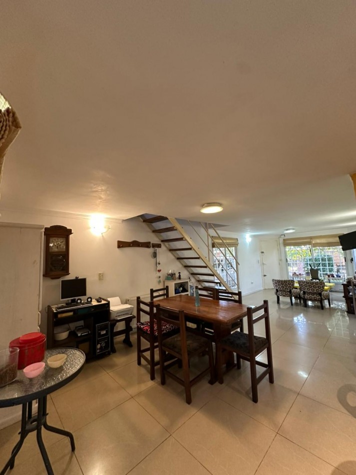 Chalet 3 ambientes con parque . Totalmente reciclado