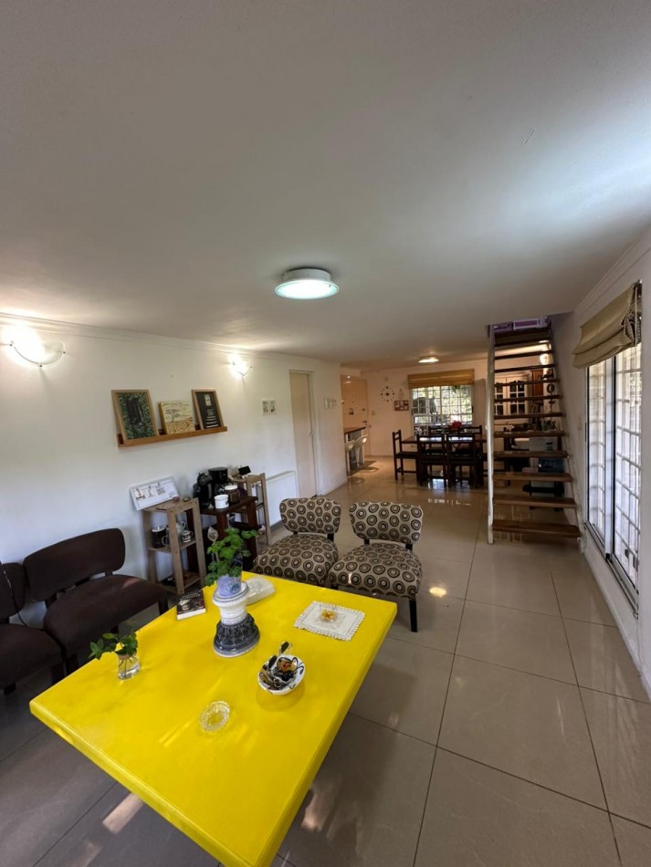 Chalet 3 ambientes con parque . Totalmente reciclado