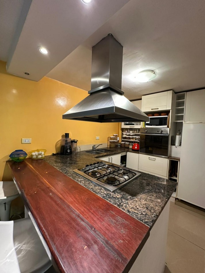 Chalet 3 ambientes con parque . Totalmente reciclado