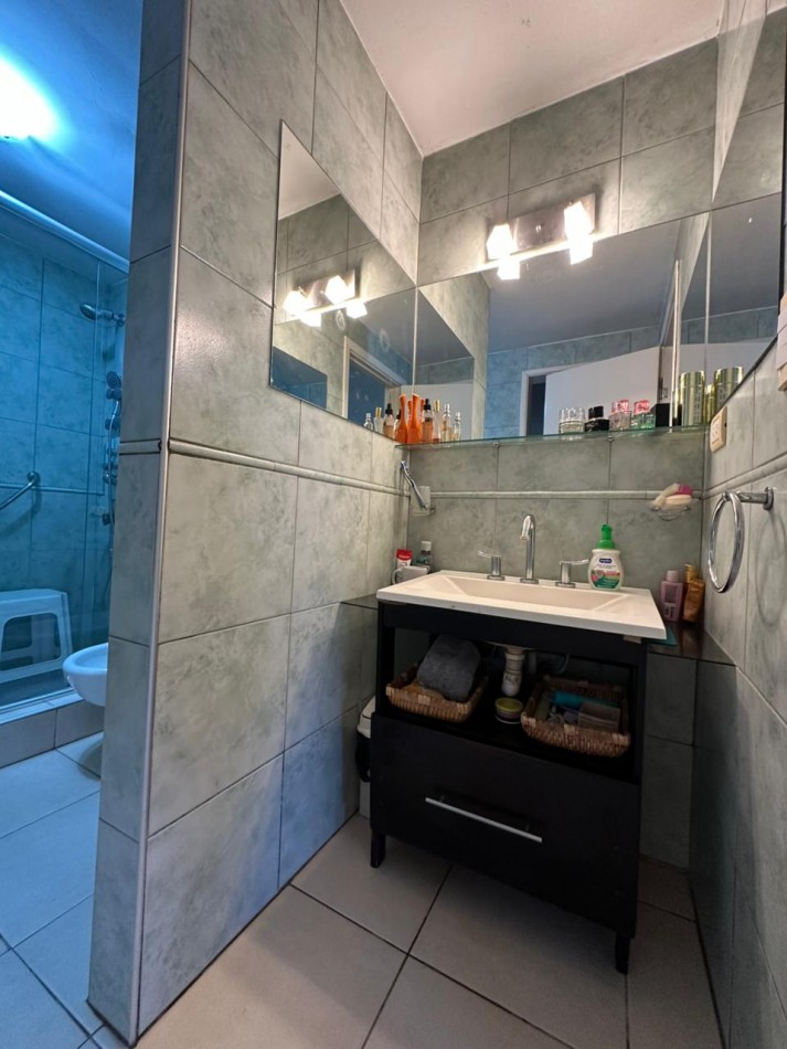 Chalet 3 ambientes con parque . Totalmente reciclado