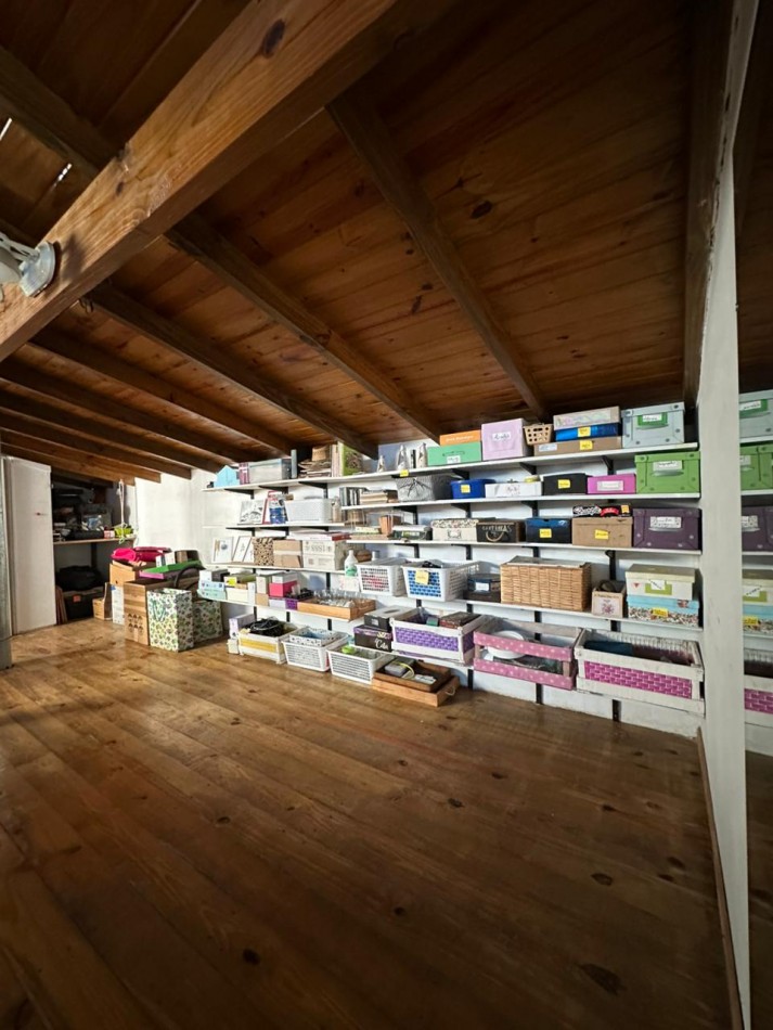 Chalet 3 ambientes con parque . Totalmente reciclado