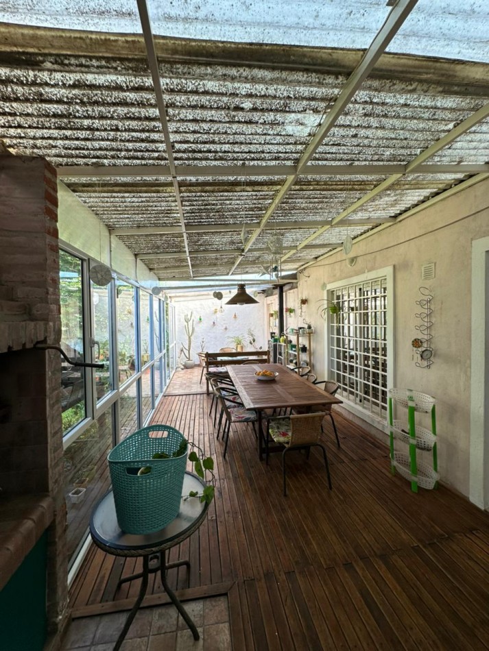 Chalet 3 ambientes con parque . Totalmente reciclado