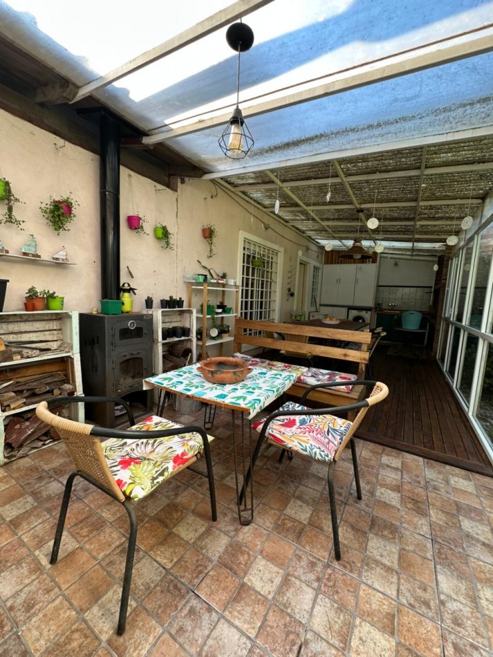 Chalet 3 ambientes con parque . Totalmente reciclado