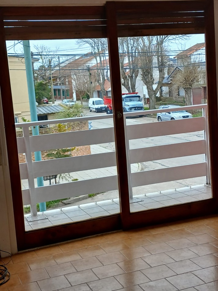 Necochea y Misiones. Departamento 2 ambientes a la calle con balcon y patio