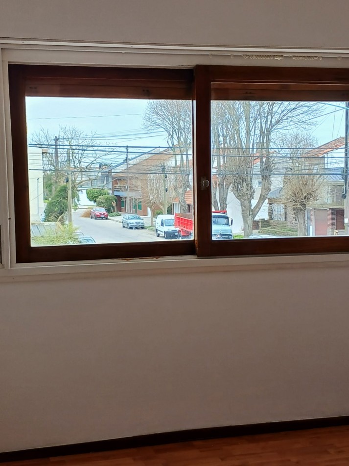 Necochea y Misiones. Departamento 2 ambientes a la calle con balcon y patio