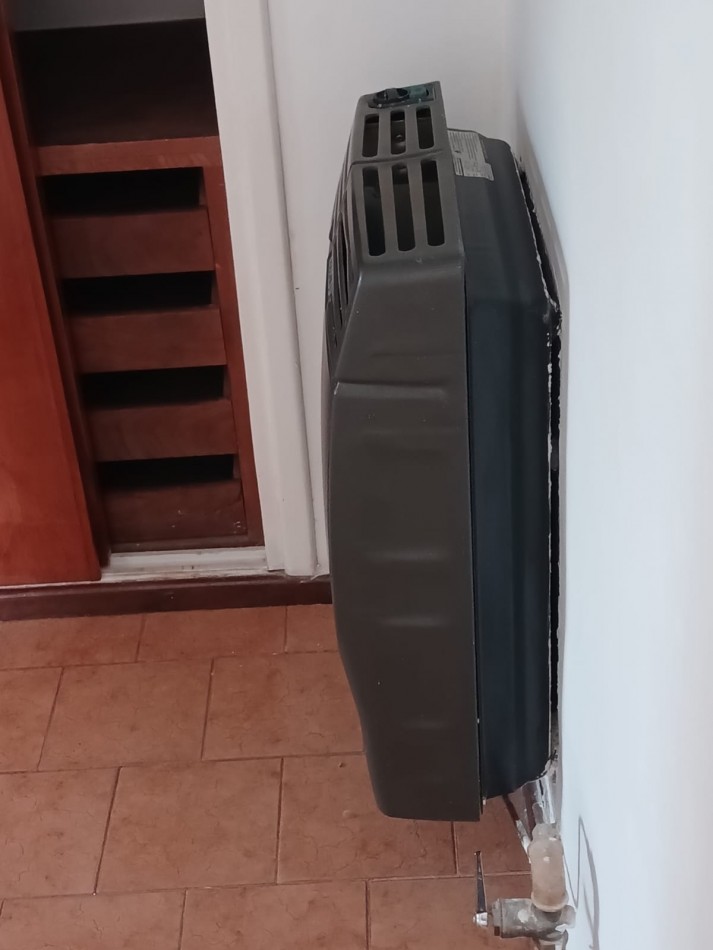 Necochea y Misiones. Departamento 2 ambientes a la calle con balcon y patio