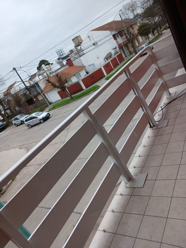 Necochea y Misiones. Departamento 2 ambientes a la calle con balcon y patio