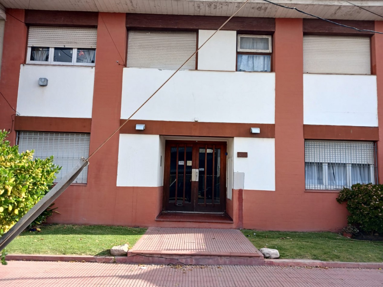 Departamento 1 ambiente dividido, planta baja contrafrente con pequeño patio