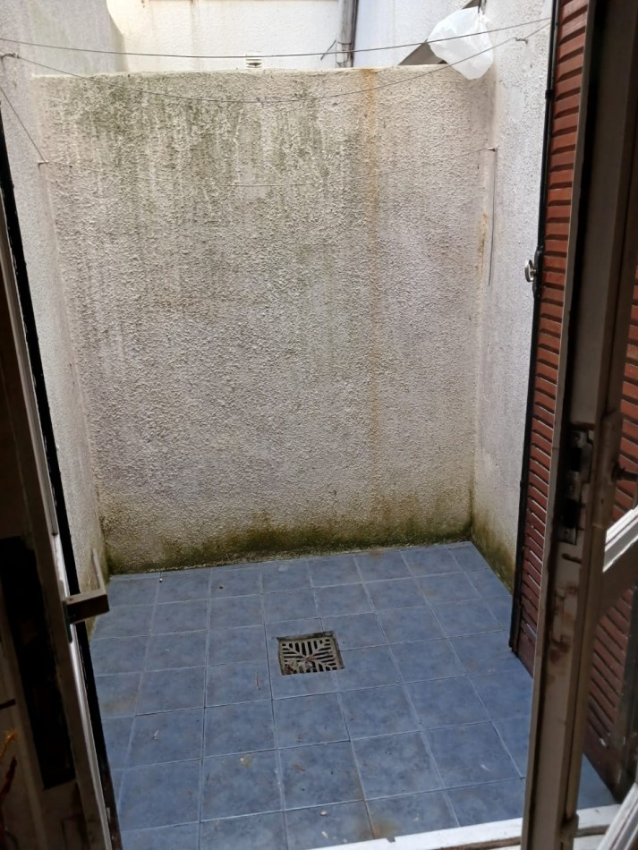 Departamento 1 ambiente dividido, planta baja contrafrente con pequeño patio