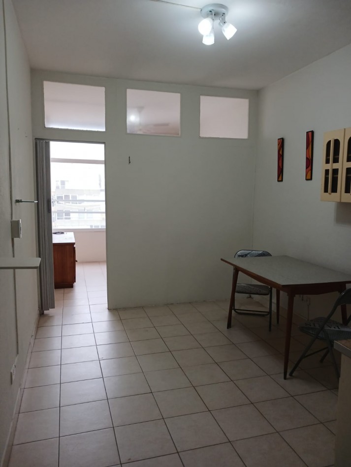 Alquiler 24 meses Departamento 1 ambiente dividido contrafrente vista abierta. Algunos muebles