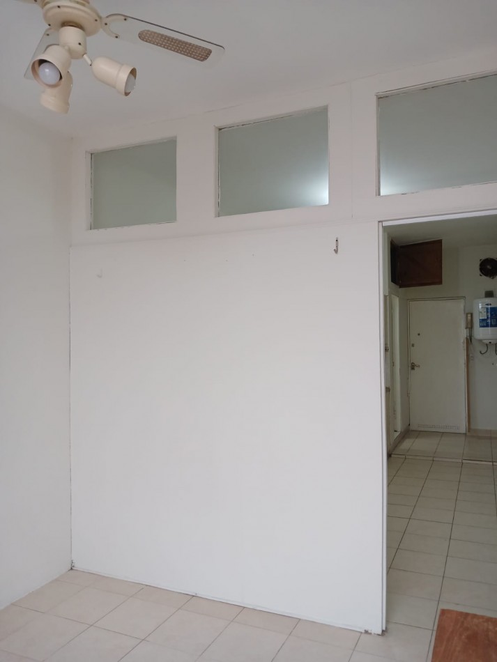 Alquiler 24 meses Departamento 1 ambiente dividido contrafrente vista abierta. Algunos muebles