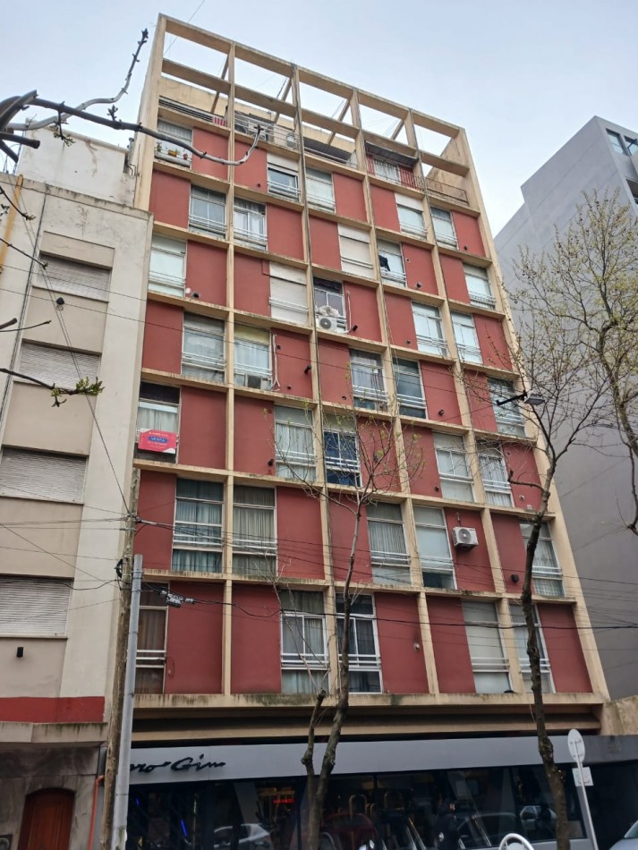 Alquiler 24 meses Departamento 1 ambiente dividido contrafrente vista abierta. Algunos muebles