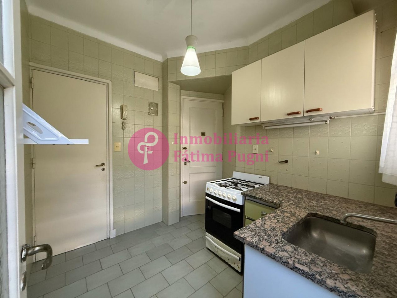 Semipiso 3 ambientes con dependencia de servicio - contrafrente- Muy luminoso, buen estado