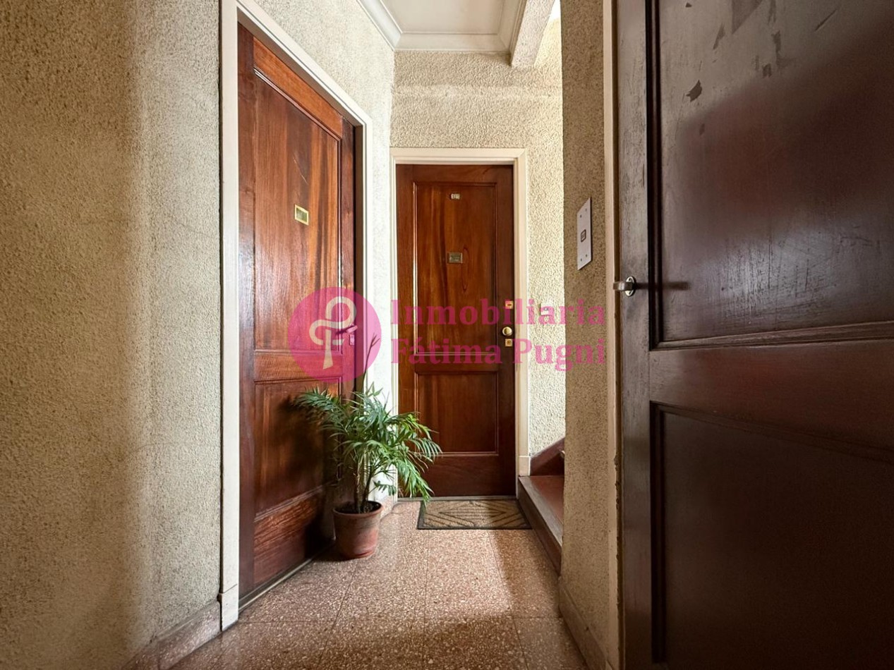 Semipiso 3 ambientes con dependencia de servicio - contrafrente- Muy luminoso, buen estado