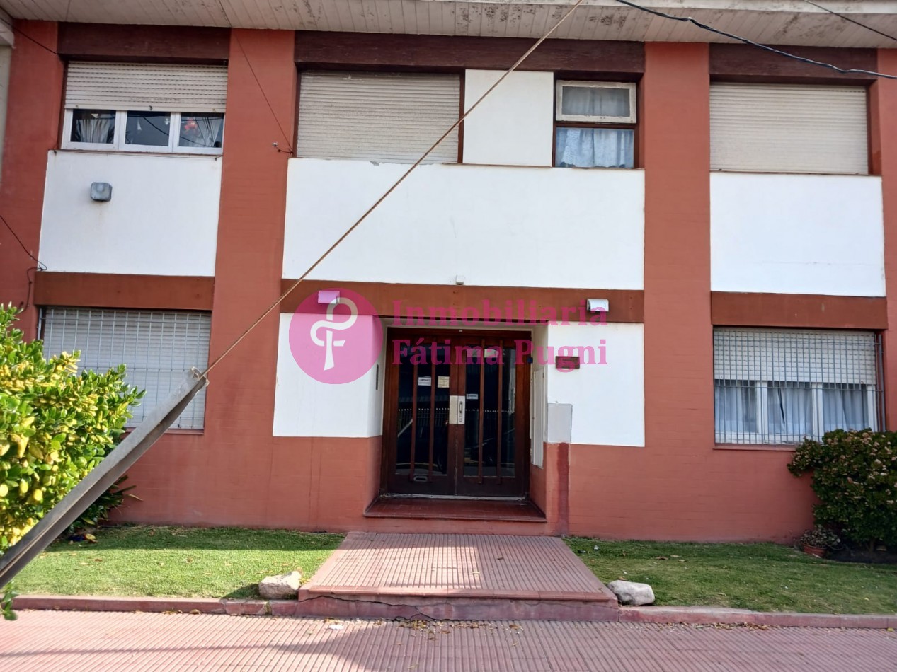 Departamento 1 ambiente dividido, planta baja contrafrente con pequeño patio