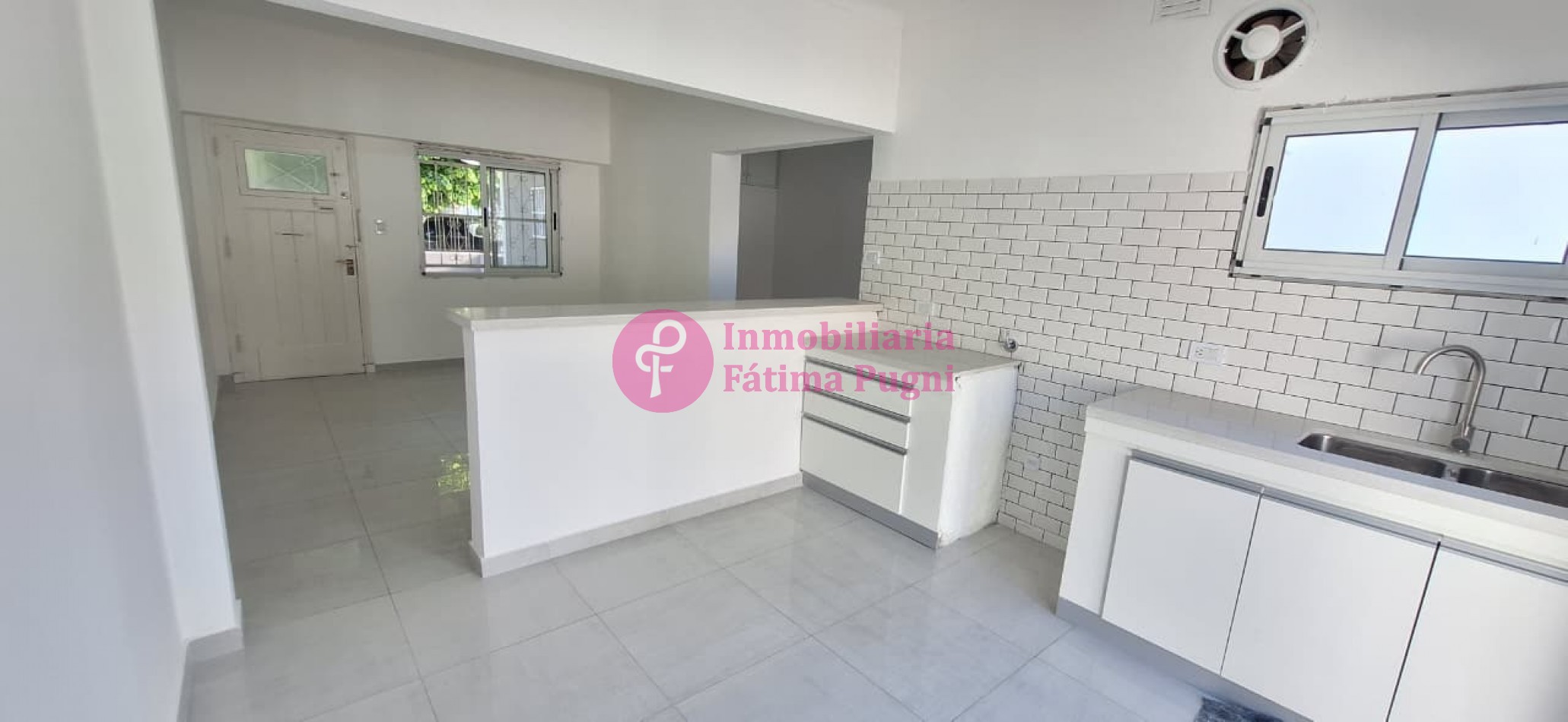 Florisbelo Acosto casi Tejedor - Casa 3 ambientes con garage y patio con Quincho- Reciclada