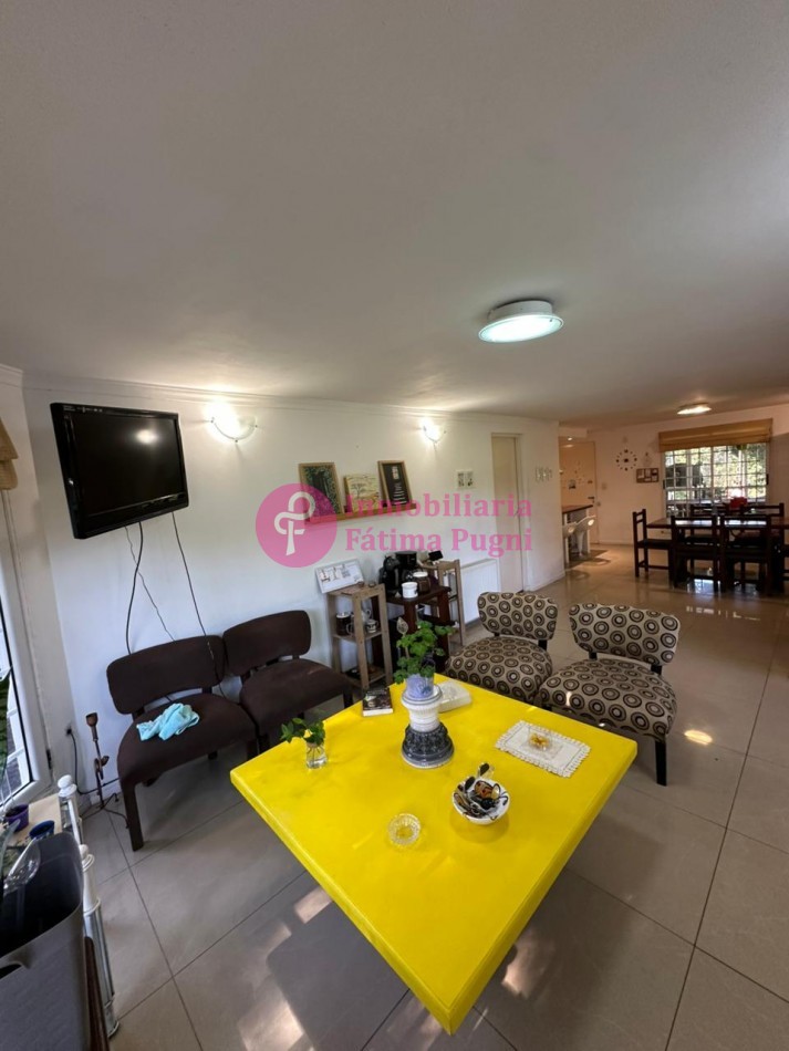 Chalet 3 ambientes con parque . Totalmente reciclado