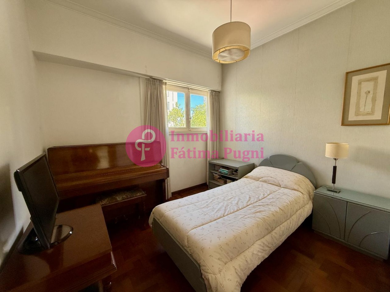 Semipiso 3 ambientes con dependencia de servicio - contrafrente- Muy luminoso, buen estado