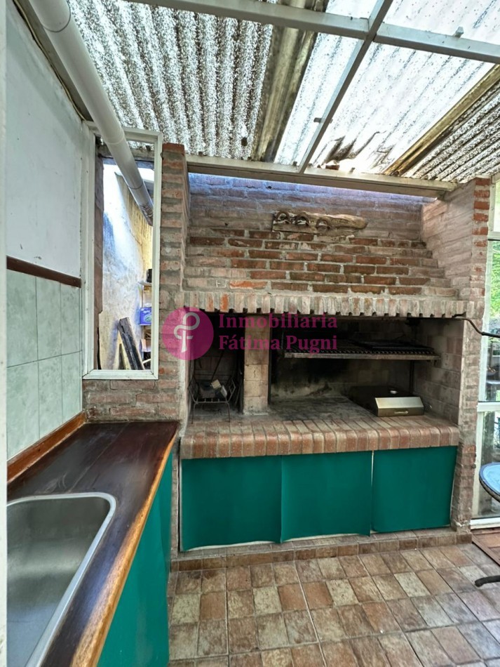 Chalet 3 ambientes con parque . Totalmente reciclado