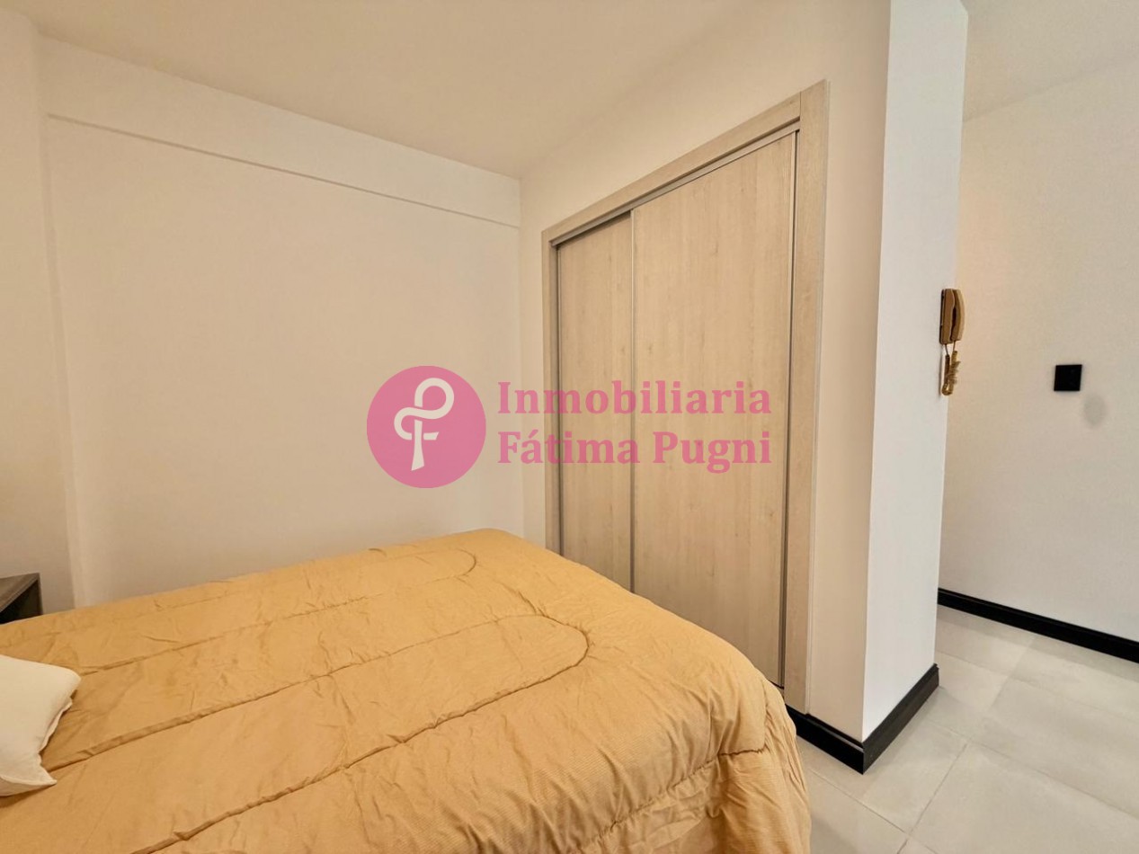 Monoambiente dividido, a la calle con balcon frances. 