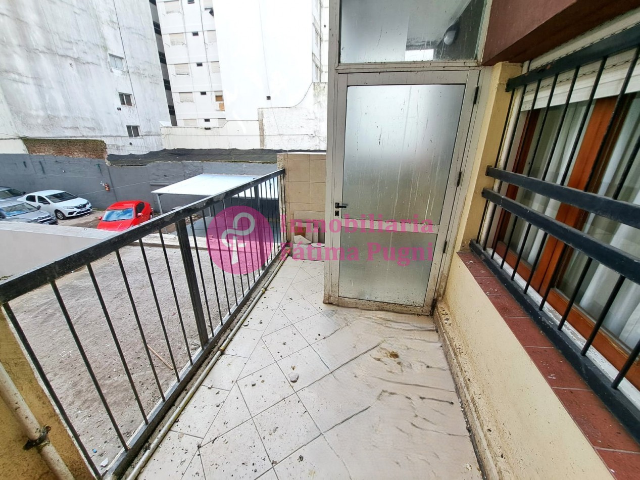 Departamento 3 ambientes a la calle con balcon- Reciclado- Zona Plaza Mitre