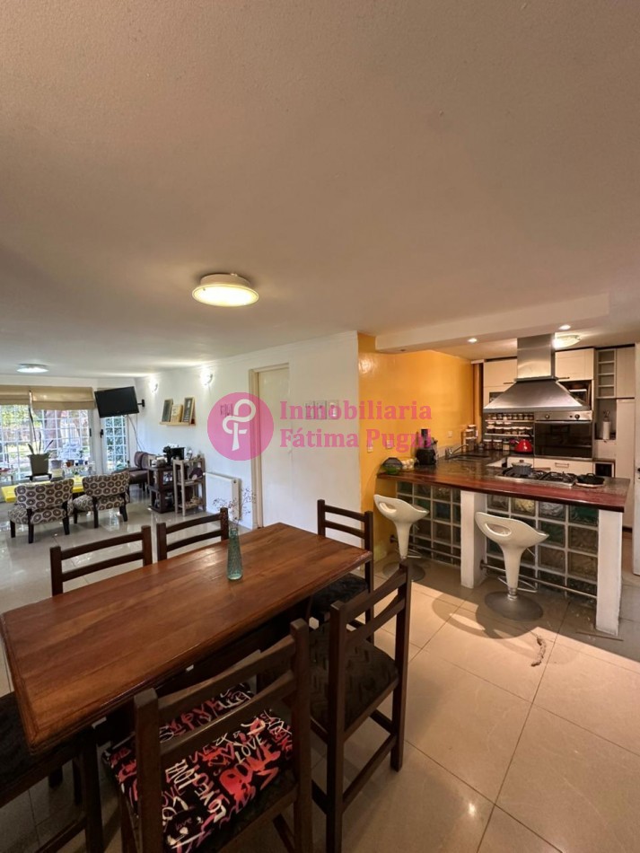 Chalet 3 ambientes con parque . Totalmente reciclado
