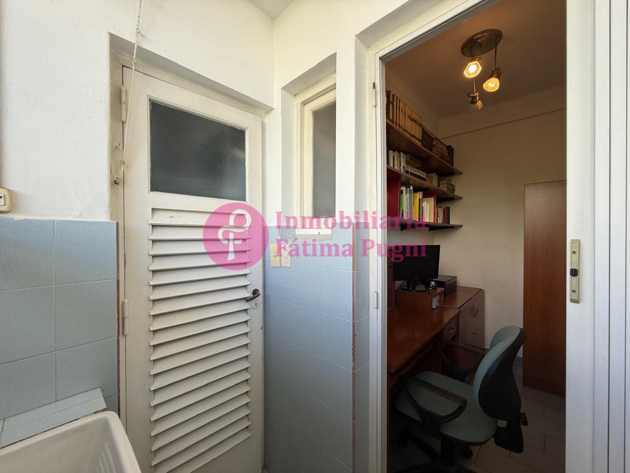 Semipiso 3 ambientes con dependencia de servicio - contrafrente- Muy luminoso, buen estado